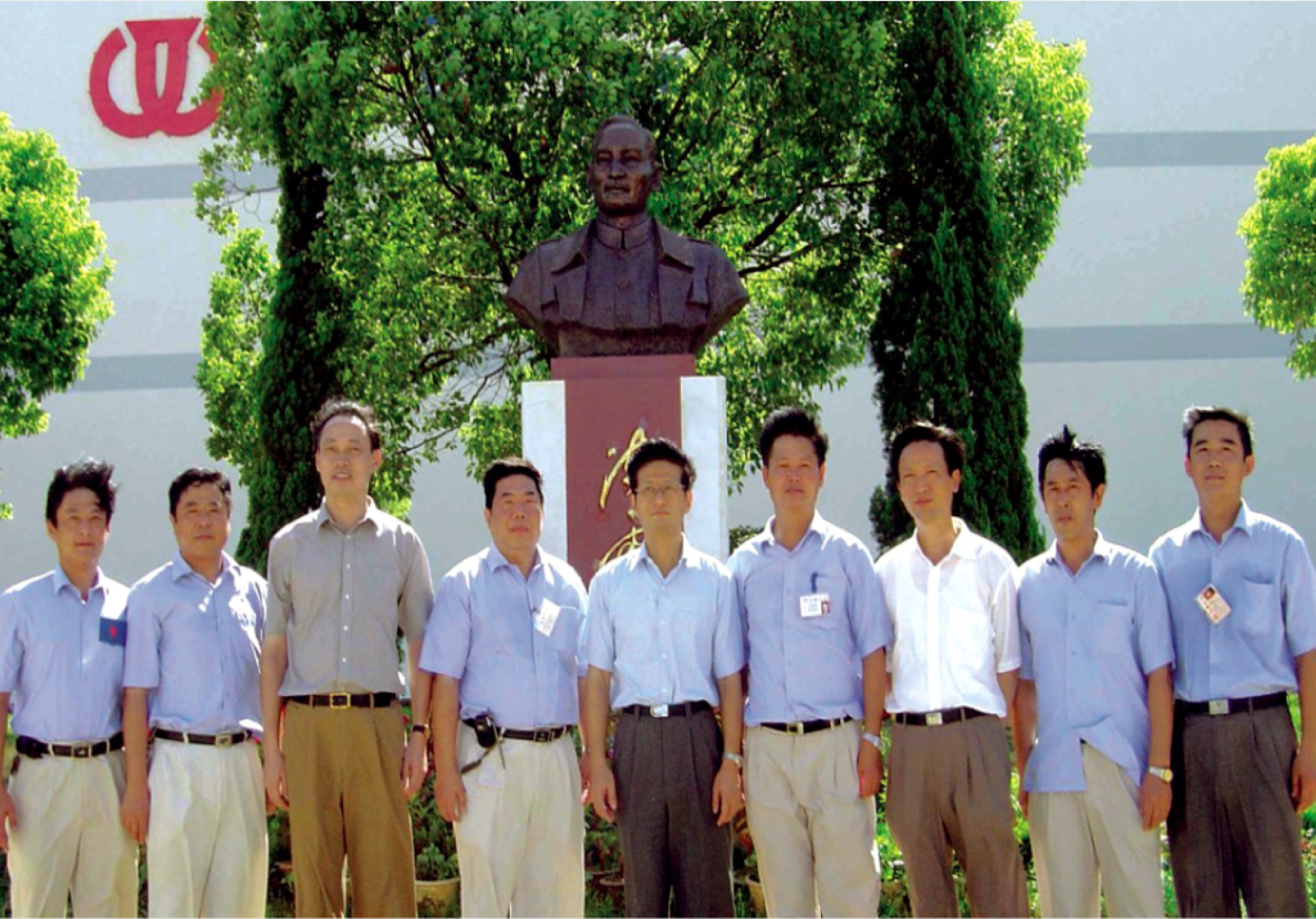 Meng Jianzhu, former member of the Central Political Bureau and Secretary of the Central Political and Legal Affairs Commission, unveiled the bronze statue of Comrade Chen Yun